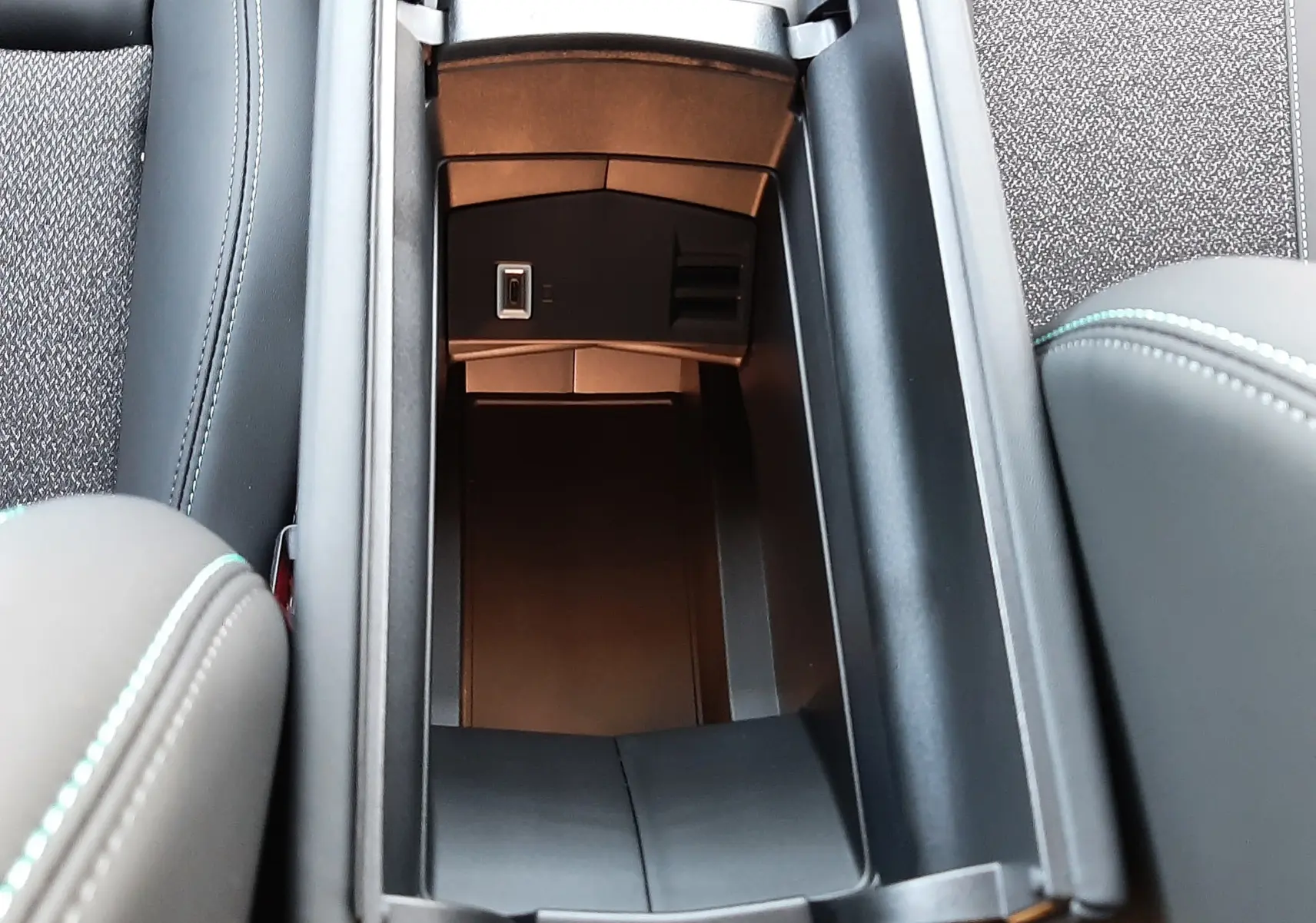 Vue rapprochée du volant multifonction noir de la Peugeot 308 2026 avec tableau de bord digital et écran central affichant la caméra 360°.