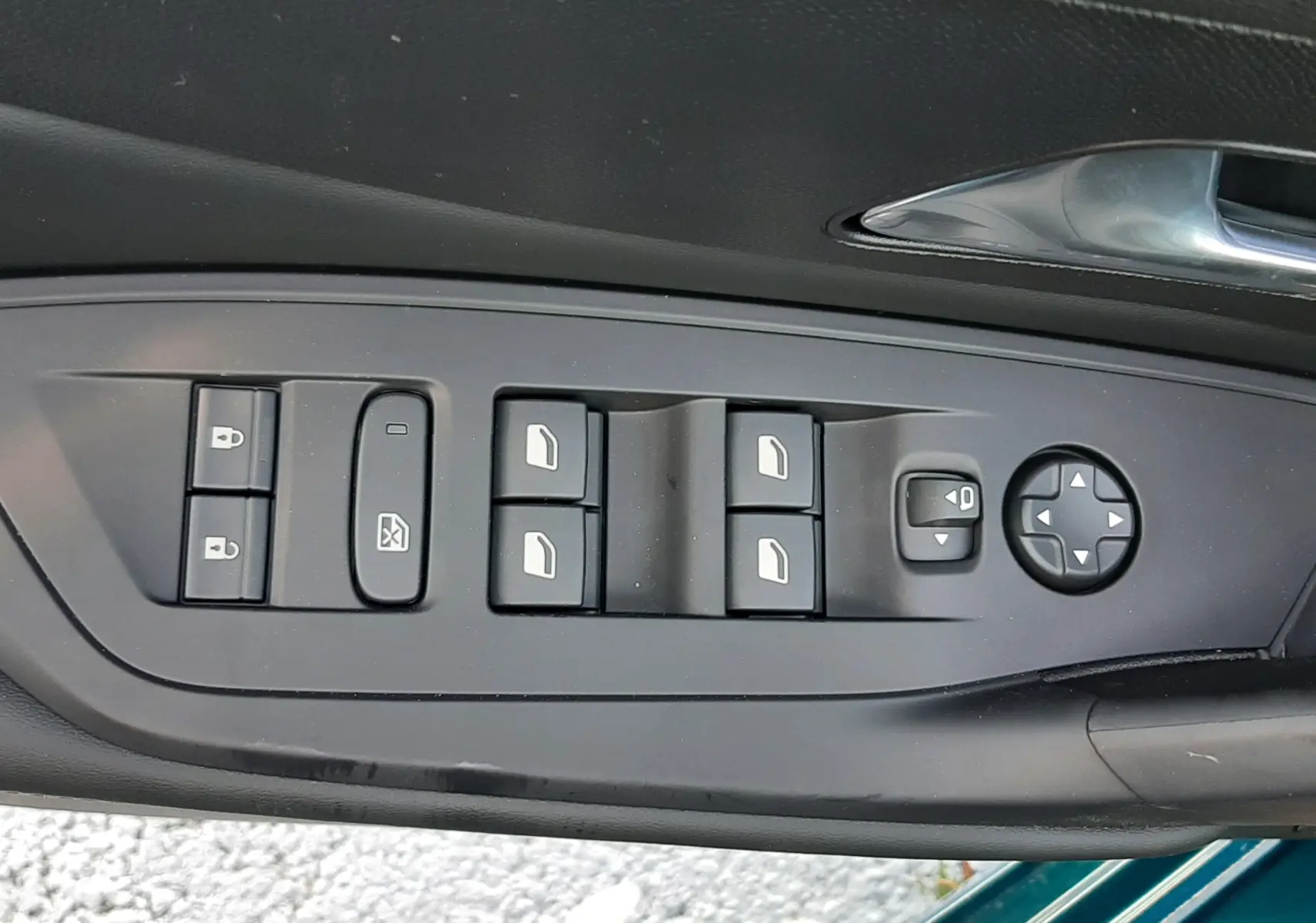 Gros plan sur la console arrière de la Peugeot 308 Bleu Obsession 2026, montrant les aérateurs et deux ports USB.