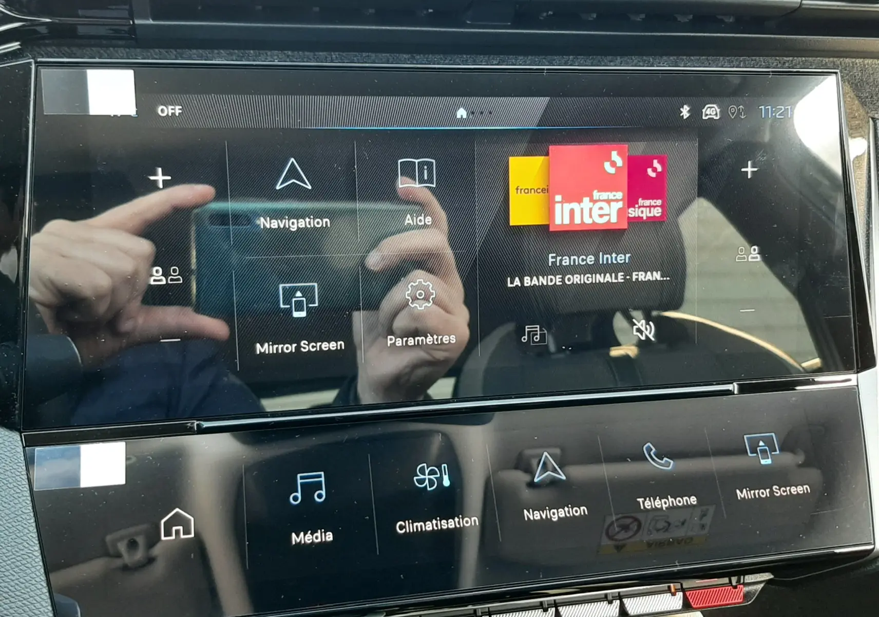 Écran tactile intérieur de la Peugeot 308 bleu Obsession montrant la caméra de recul et la vue 360° en stationnement.