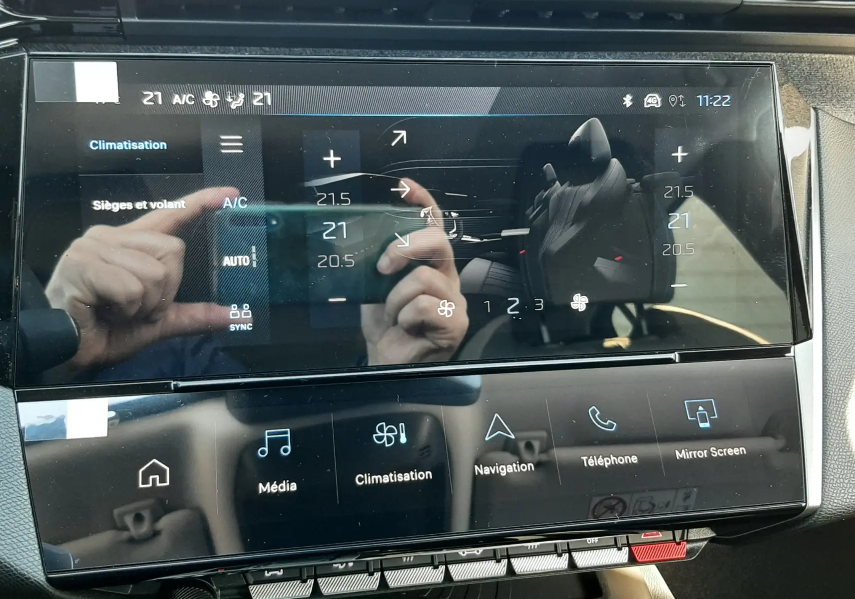 Écran tactile central de la Peugeot 308 Bleu Obsession, affichant la radio France Inter, vue rapprochée intérieure.