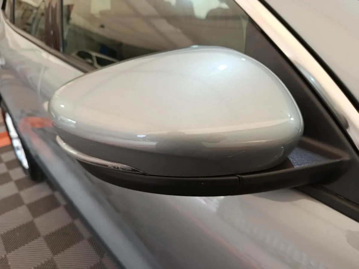 Rétroviseur droit gris foncé du Ford Kuga 2023, avec clignotant intégré, vue rapprochée côté conducteur.