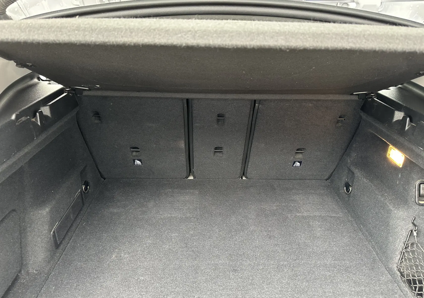 Coffre ouvert en vue intérieure d'un BMW X2 gris 2018, montrant un espace de chargement propre et bien éclairé.