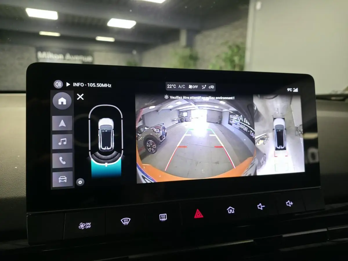 Écran tactile intérieur montrant la caméra 360° et l'aide au stationnement du MG4 orange 2022 en garage.