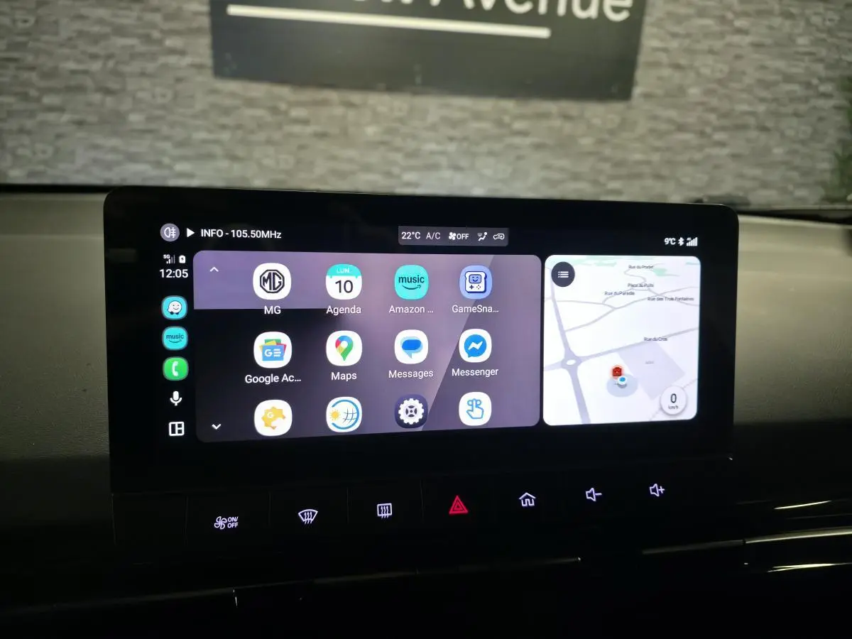 Écran tactile central du tableau de bord du MG4 orange 2022 affichant navigation et applications connectées.