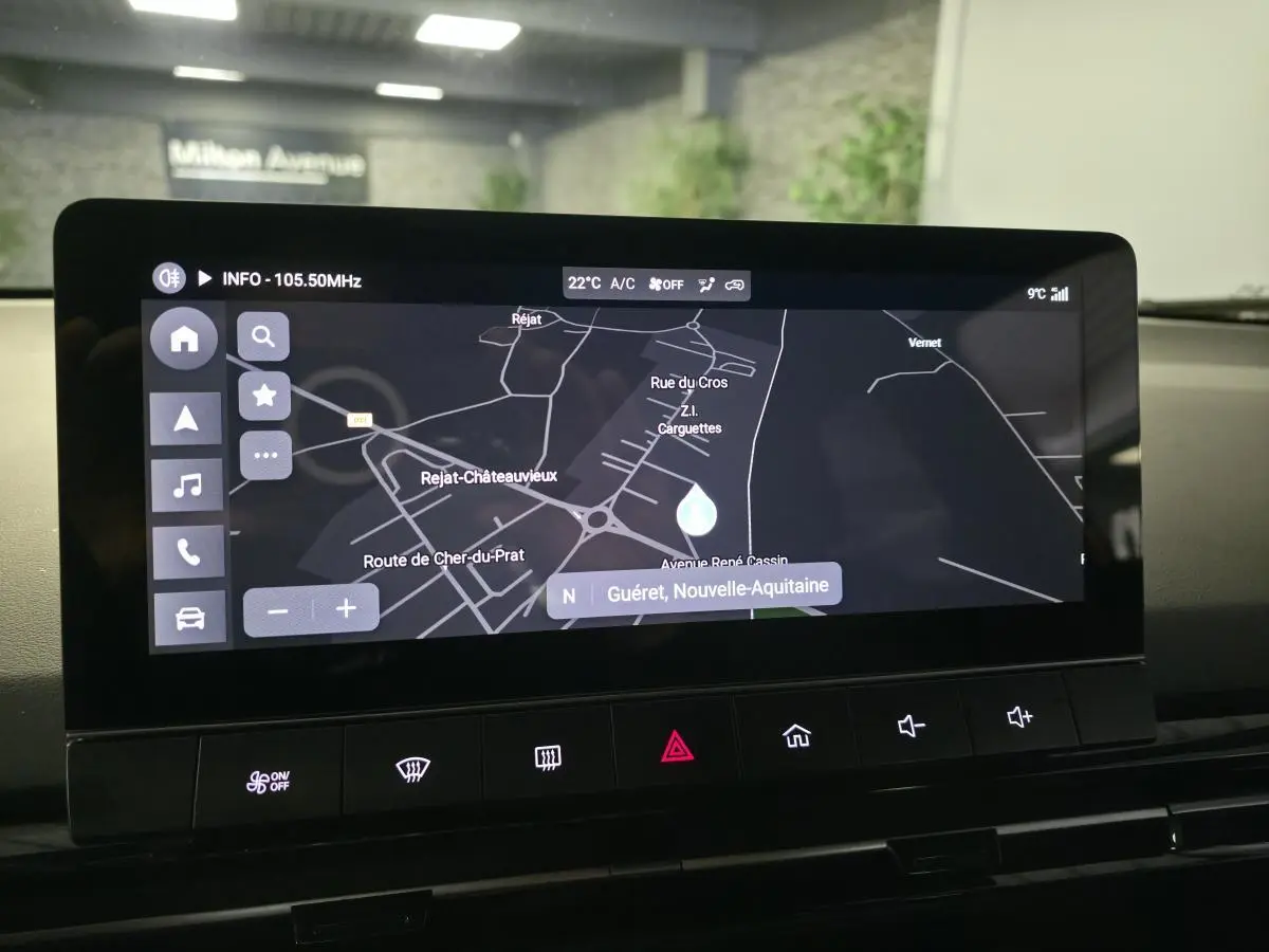 Écran tactile central affichant la navigation dans un MG Motor MG4 Luxury 2022, intérieur noir.