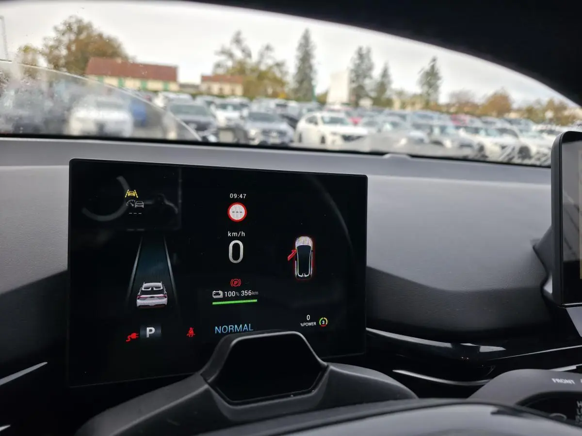 Tableau de bord numérique de MG4 électrique 2022 vu de l'intérieur, affichant l'autonomie et l'état du véhicule.