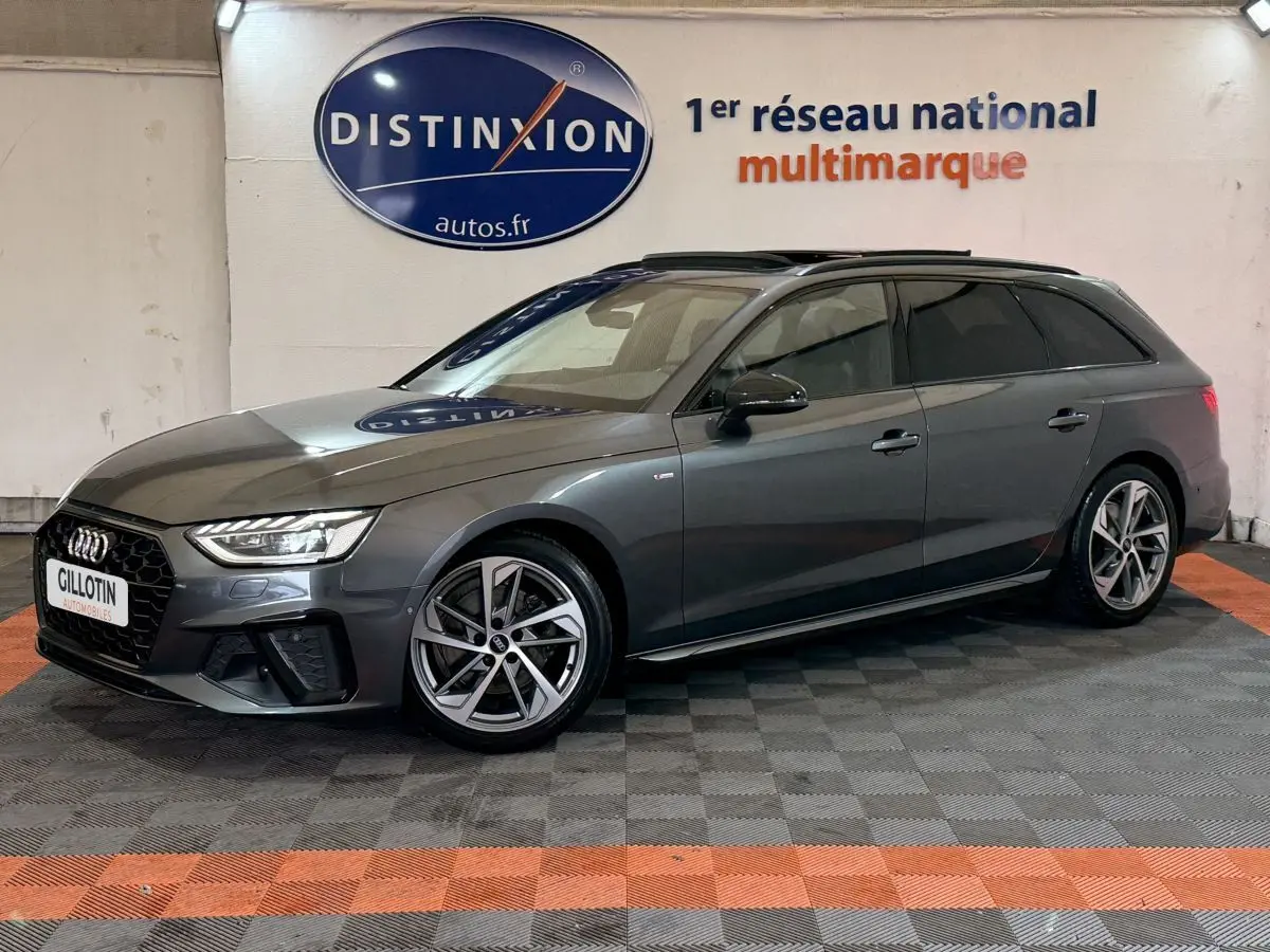 Audi A4 35 TFSI S Edition gris foncé vue de profil droit en intérieur avec jantes alliage et toit ouvrant.