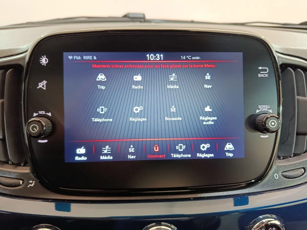 Écran tactile central de la Fiat 500 Hybrid bleu, affichant le menu multimédia et navigation à 10:31.