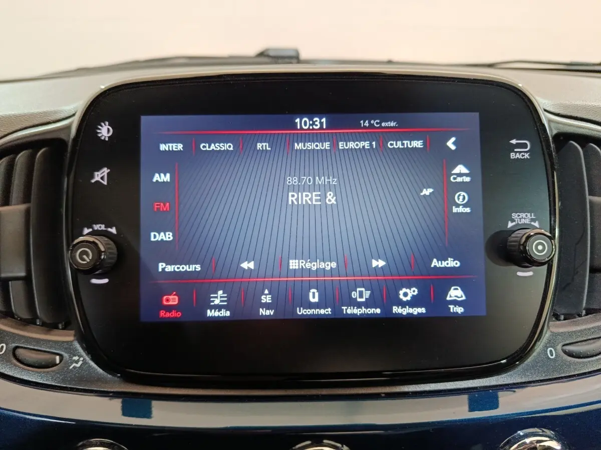 Écran tactile central de la Fiat 500 Dolcevita 2022, vue frontale du tableau de bord bleu.