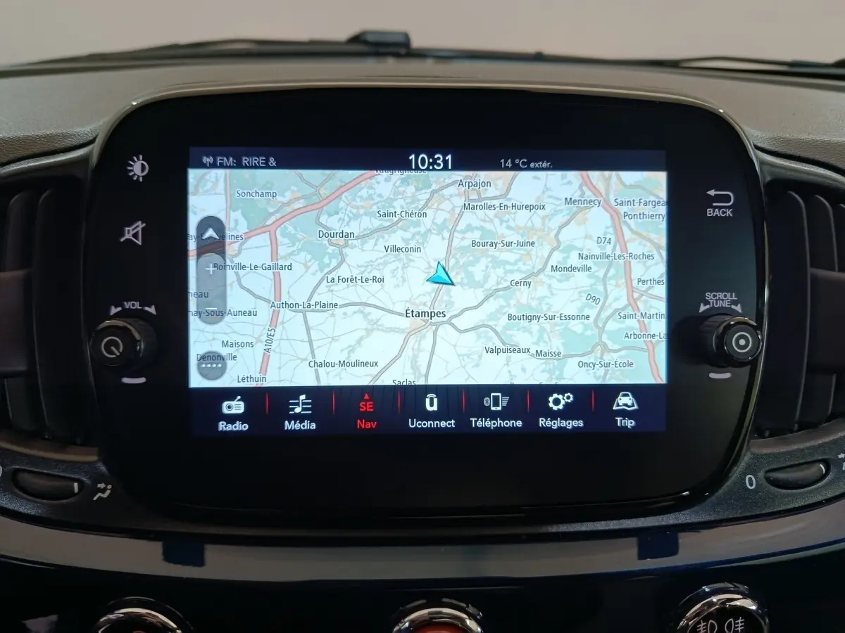 Écran tactile central de navigation affichant une carte, intérieur noir de la Fiat 500 Hybrid 2022.