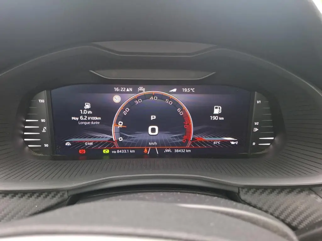Vue rapprochée du tableau de bord numérique du Skoda Kamiq 2024, affichant la vitesse, la température et l'autonomie.
