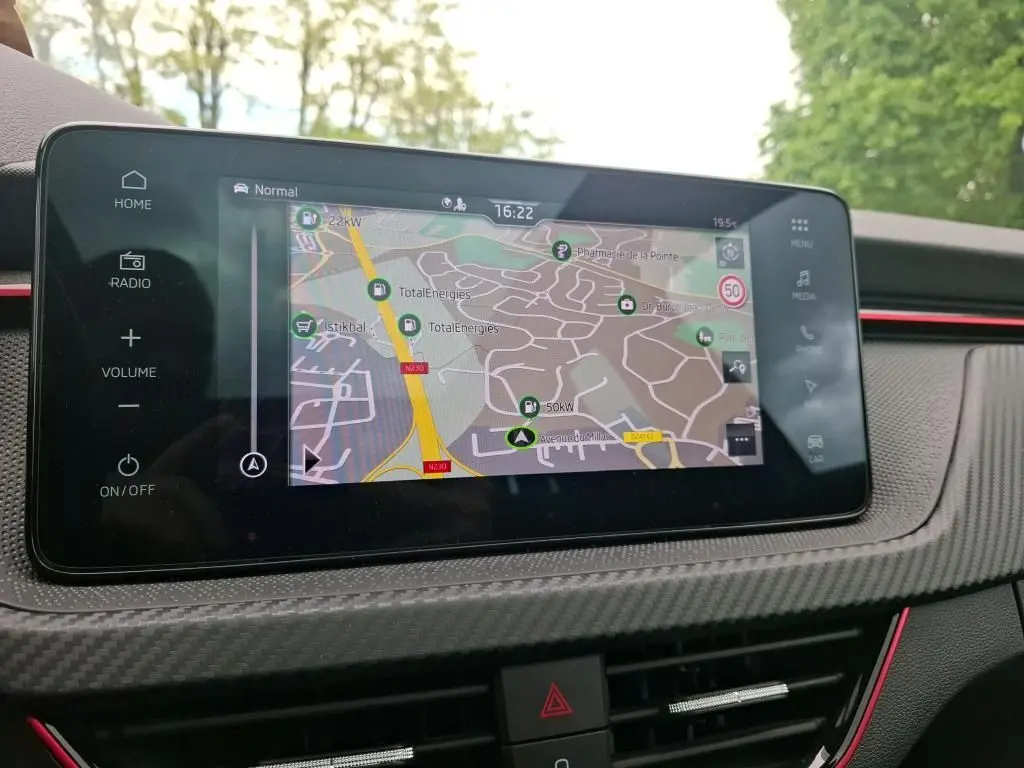 Écran tactile central du Skoda Kamiq 2024 affichant la navigation GPS avec carte détaillée, entouré de commandes tactiles.