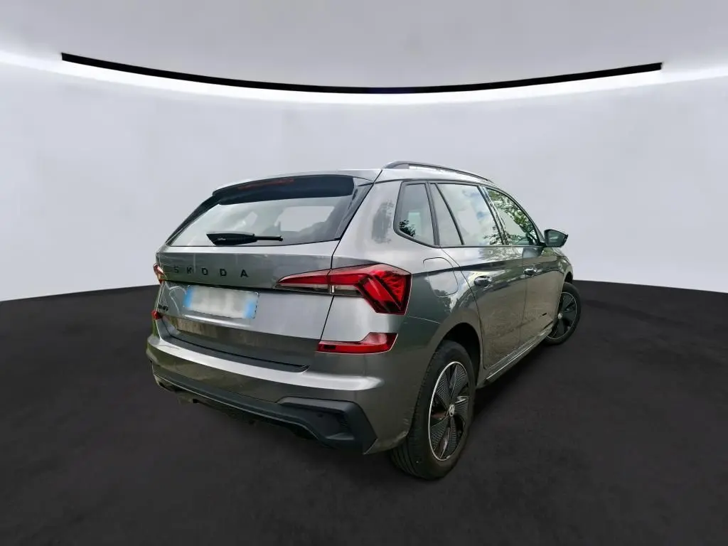 Vue 3/4 arrière droite d’un Skoda Kamiq gris foncé 2024 avec finition Monte-Carlo et jantes spécifiques.