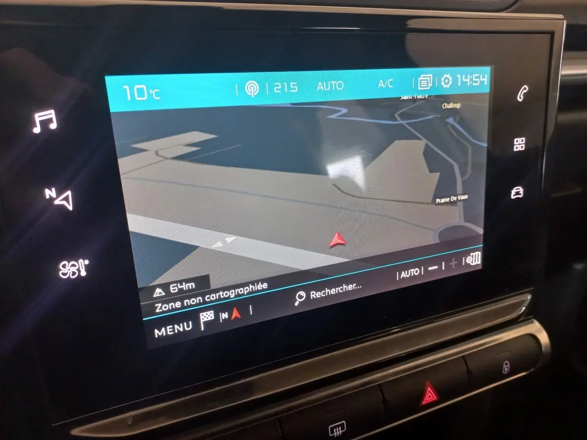 Écran tactile central de navigation de la Citroën C3 2024, affichant une carte avec interface moderne.