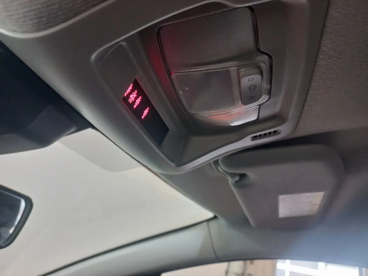 Vue intérieure du plafond avant de la Citroën C3 2024 noire, montrant l'éclairage et les commandes de plafonnier.