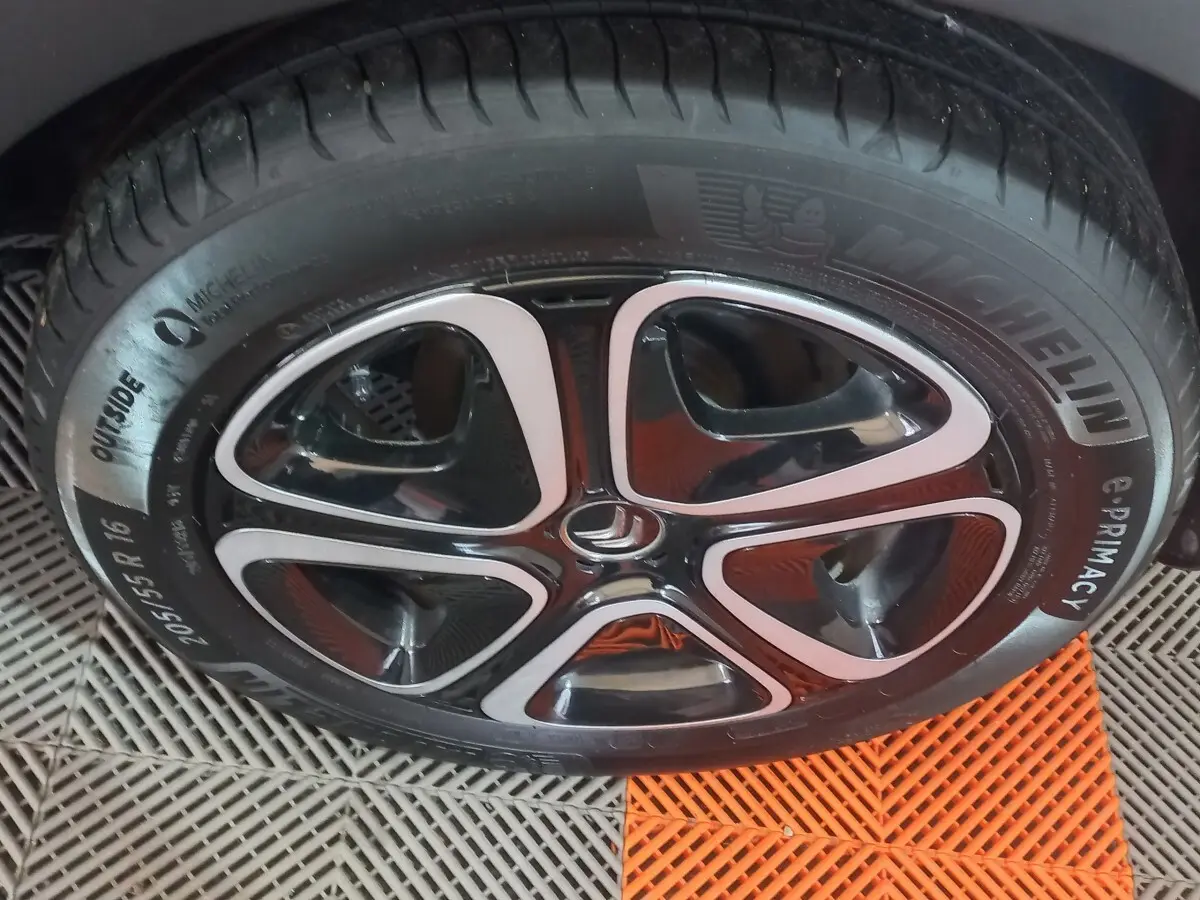 Gros plan sur la roue avant droite noire de la Citroën C3 2024 avec jante alliage bicolore et pneu Michelin.