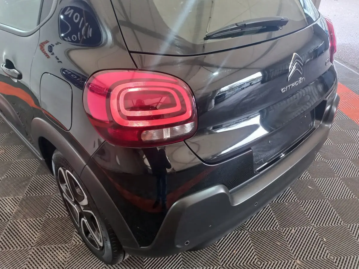 Vue 3/4 arrière droite d'une Citroën C3 noire 2024 avec feux arrière LED et jantes distinctives.