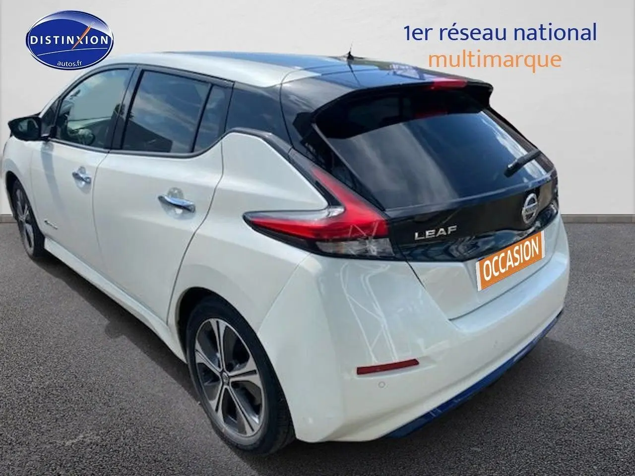 Vue 3/4 arrière droite d'une Nissan Leaf électrique 2019 blanc nacré avec toit noir et feux arrière distinctifs.