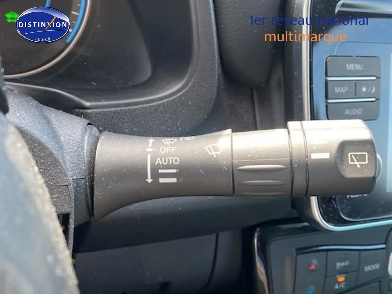 Levier de commande d'essuie-glace dans l'habitacle d'une Nissan Leaf blanche nacrée électrique, vue rapprochée côté gauche.