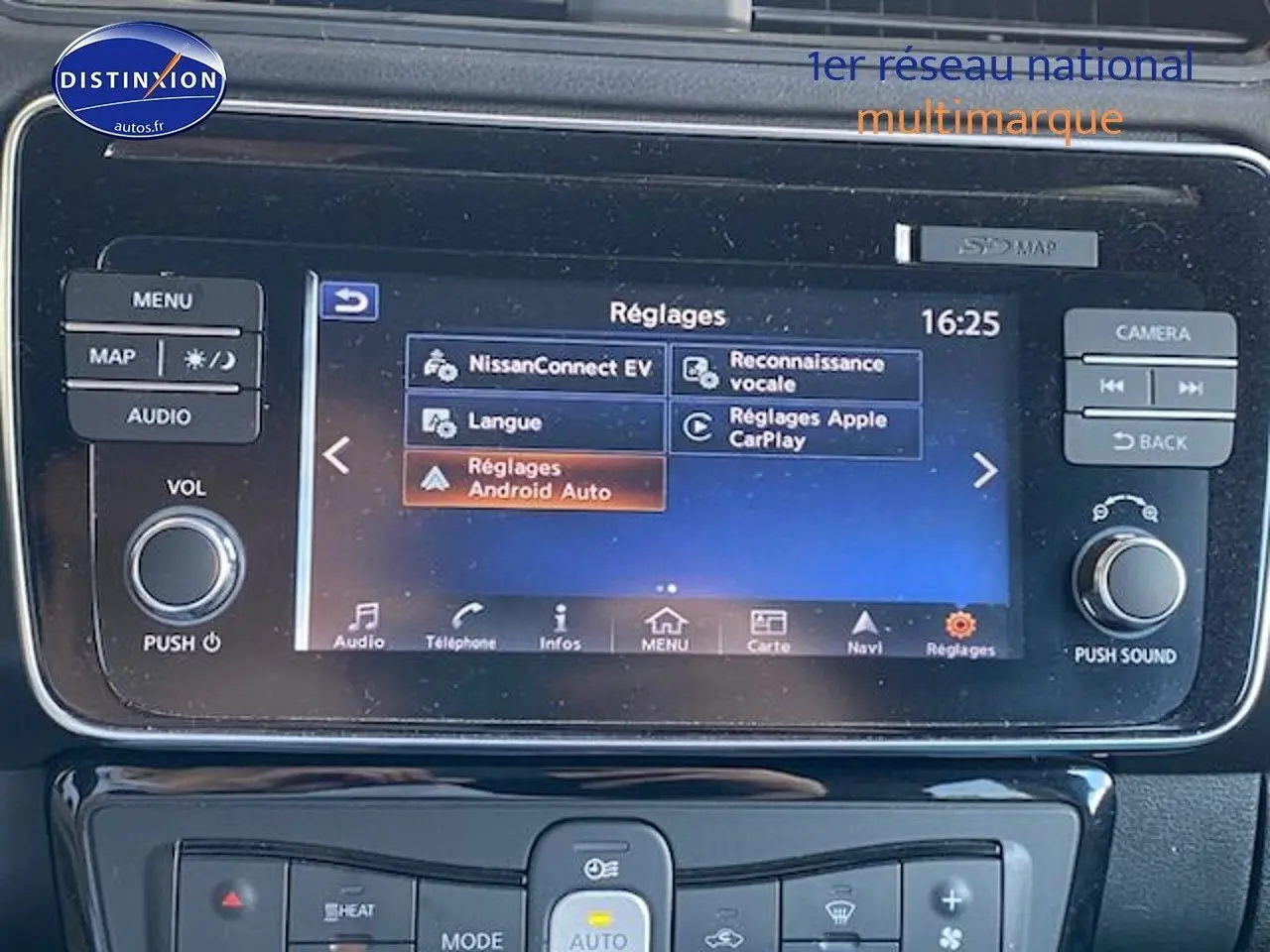 Écran tactile central de la Nissan Leaf électrique blanche nacrée 2019, affichant le menu des réglages connectés.