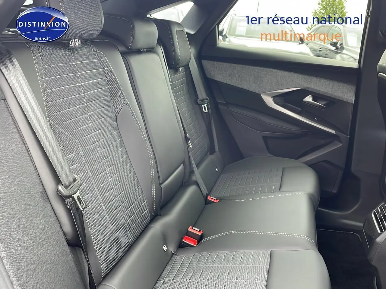 Vue côté droit des sièges arrière en cuir noir et tissu gris du Peugeot 3008 Hybrid 145 GT e-dcs6 2025.