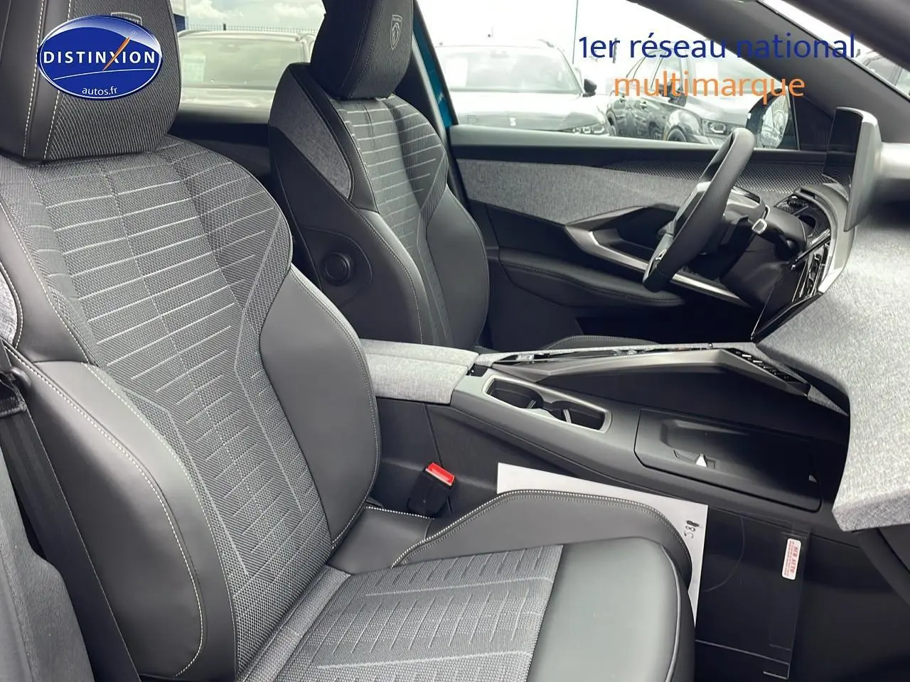 Vue intérieure côté conducteur du Peugeot 3008 Hybrid 145 GT e-dcs6 avec sièges cuir gris et tableau de bord moderne.