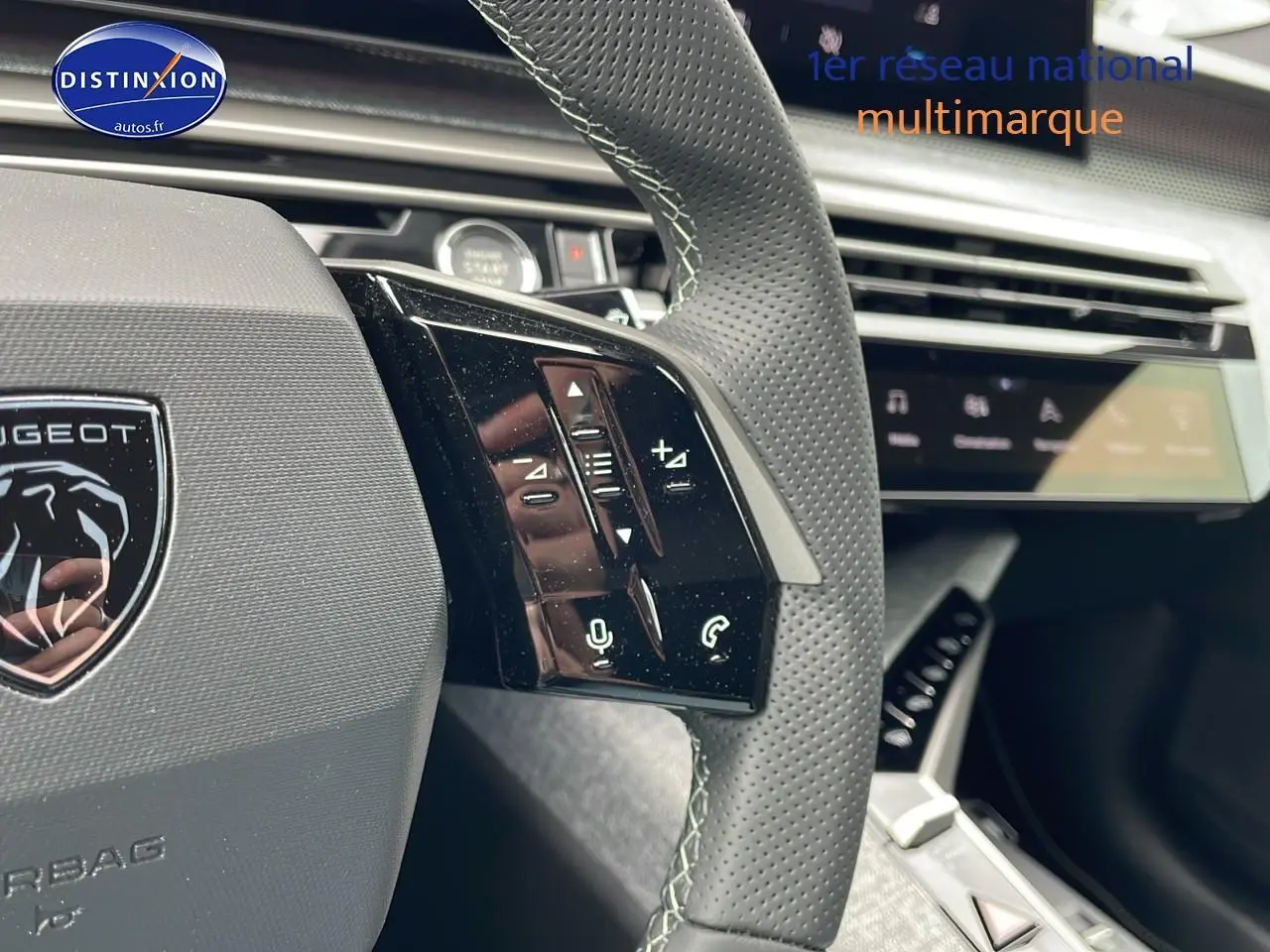 Gros plan sur le volant cuir perforé et les commandes multifonctions du Peugeot 3008 Hybrid 145 GT e-DCS6 2025.