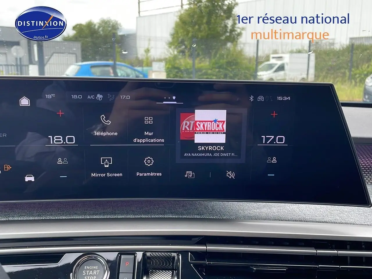 Écran tactile central affichant la radio Skyrock dans l'habitacle du Peugeot 3008 Hybrid bleu obsession.