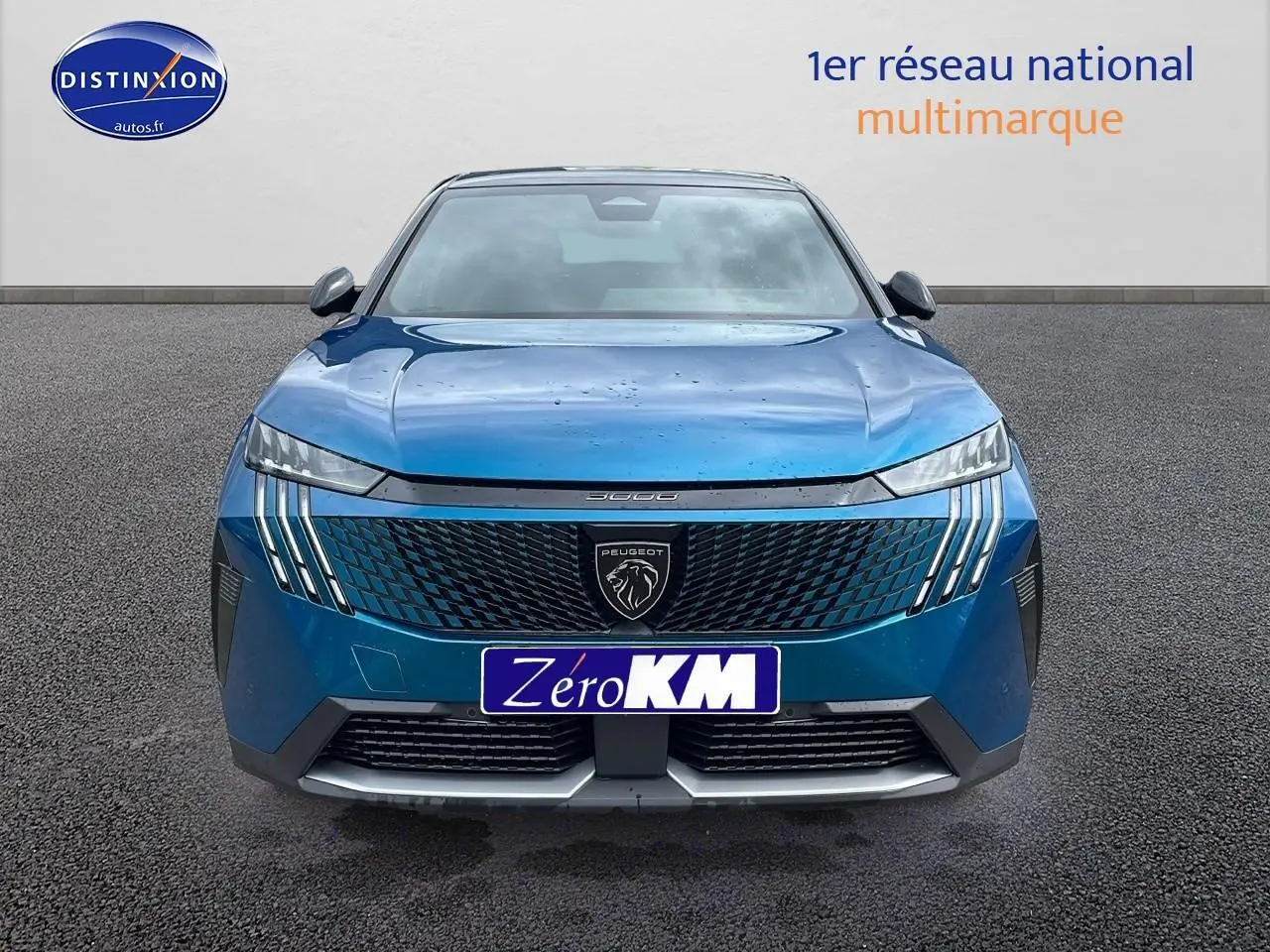 Vue avant du Peugeot 3008 Hybrid 145 GT e-dcs6 bleu obsession avec calandre distinctive et phares LED verticaux.