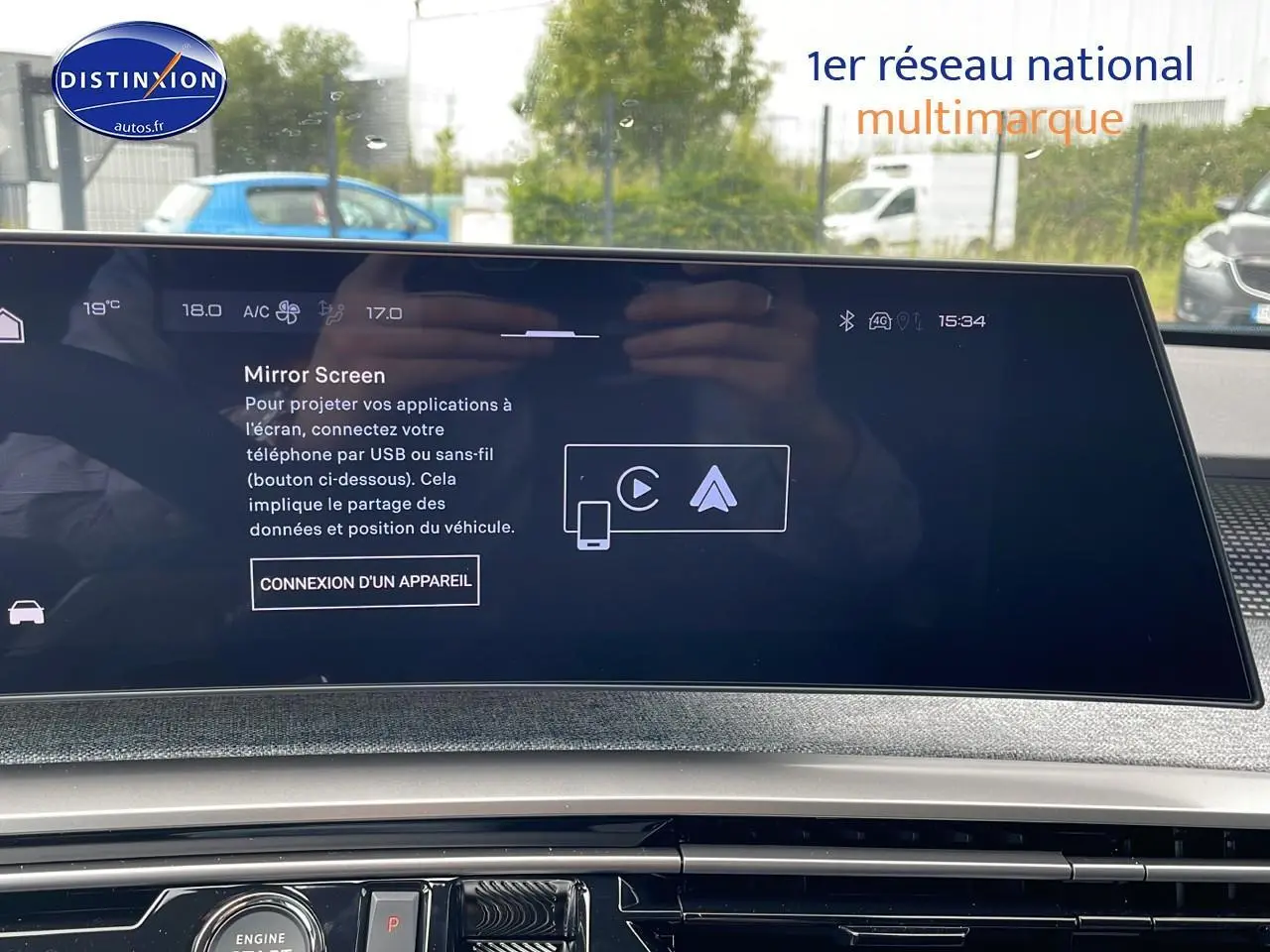 Écran tactile intérieur du Peugeot 3008 Hybrid 145 gt e-dcs6, vue frontale avec affichage Mirror Screen.