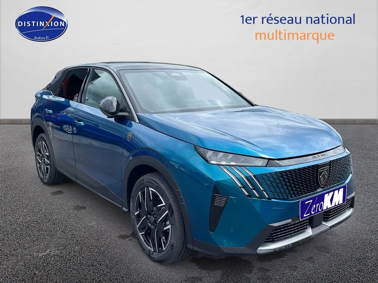Peugeot 3008 Hybrid 145 GT e-dcs6 bleu obsession en 3/4 avant avec calandre distinctive et jantes alu noires.