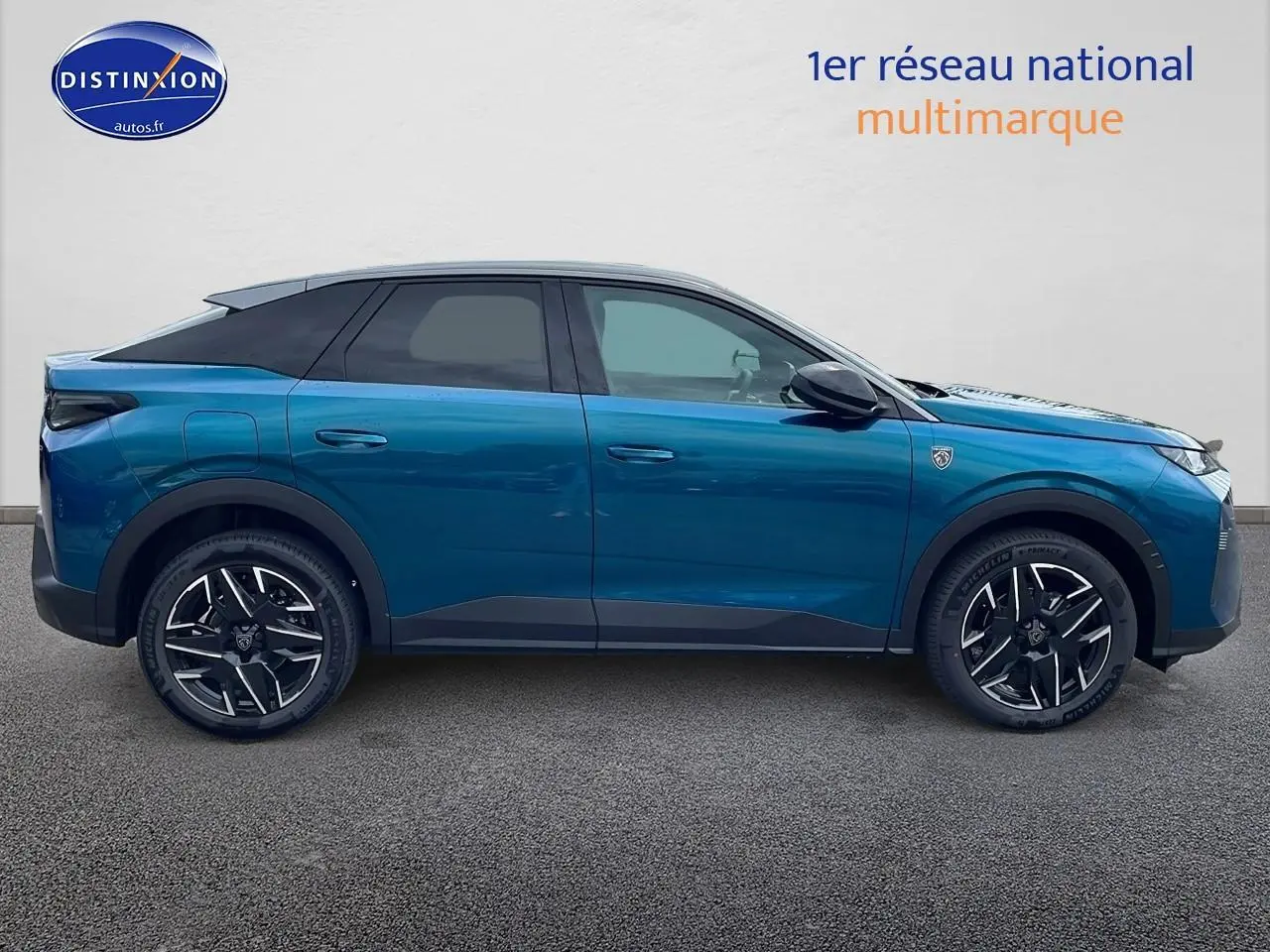 Profil droit du Peugeot 3008 Hybrid 145 GT bleu obsession avec jantes alu et toit noir contrasté.