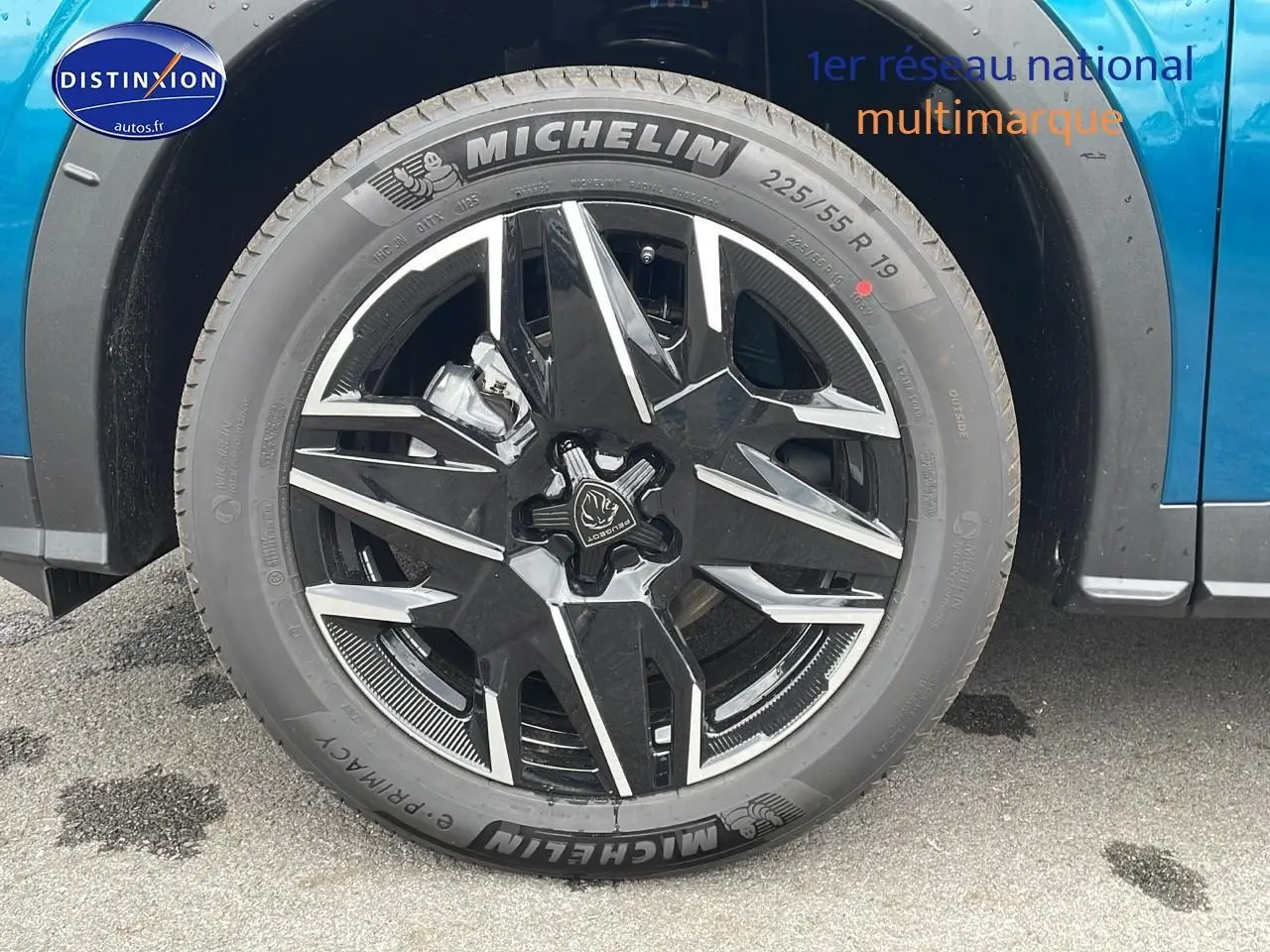 Gros plan sur la jante avant droite noire et argent du Peugeot 3008 Hybrid 145 GT Bleu Obsession.