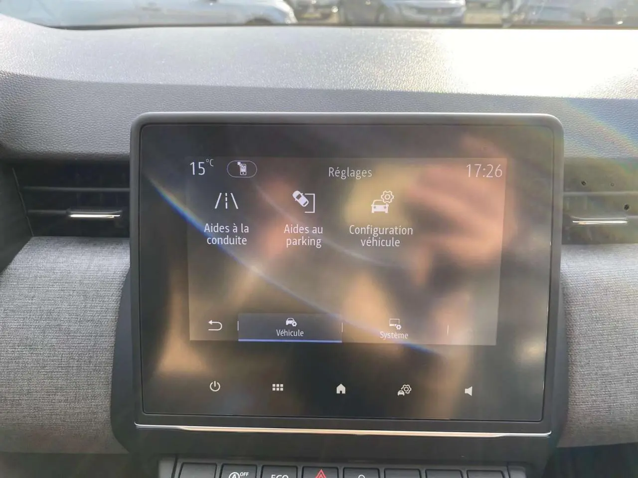 Écran tactile central de la Renault Clio 1.5 Blue dCi 2025 affichant les réglages d’aides à la conduite et parking.