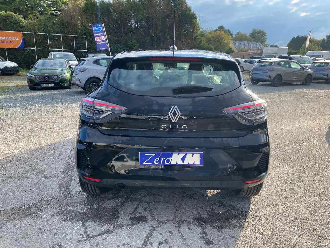 Vue arrière d'une Renault Clio 1.5 Blue dCi noire étoile avec feux LED et logo distinctif au centre.