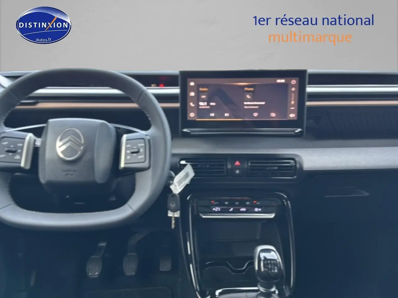 Vue intérieure frontale du tableau de bord noir du Citroën C3 Aircross 2025 avec écran tactile et volant multifonction.