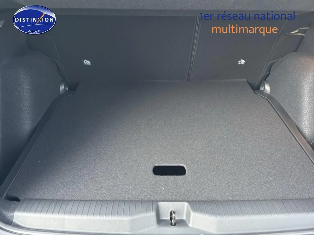 Coffre spacieux du Citroën C3 Aircross noir vu de l'arrière avec plancher de coffre mobile fermé.