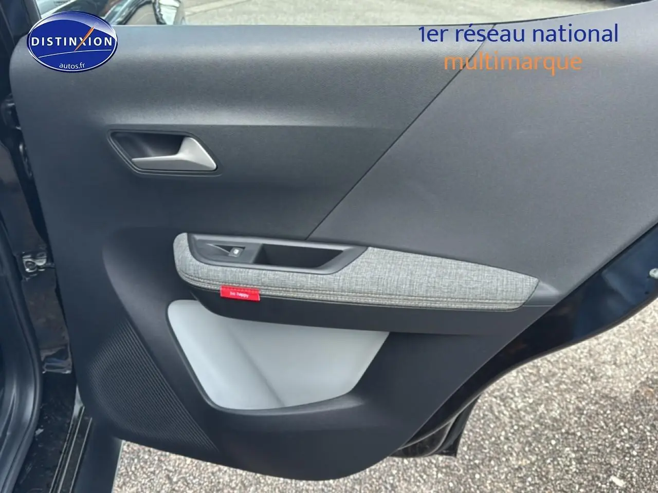 Vue rapprochée de la porte arrière droite noire du Citroën C3 Aircross 2025 avec insert tissu gris et poignée argentée.