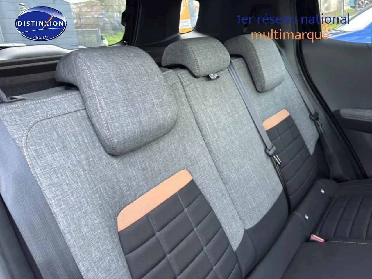 Vue intérieure des sièges arrière gris et noirs avec appuie-têtes du Citroën C3 Aircross 2025, version essence noire.