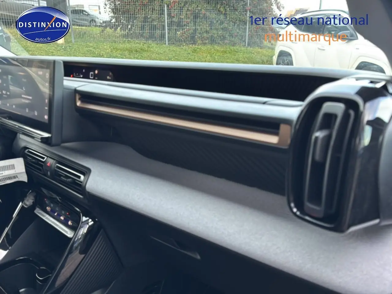 Vue intérieure du tableau de bord du Citroën C3 Aircross 2025 noir, avec écran tactile et aérateurs rectangulaires.