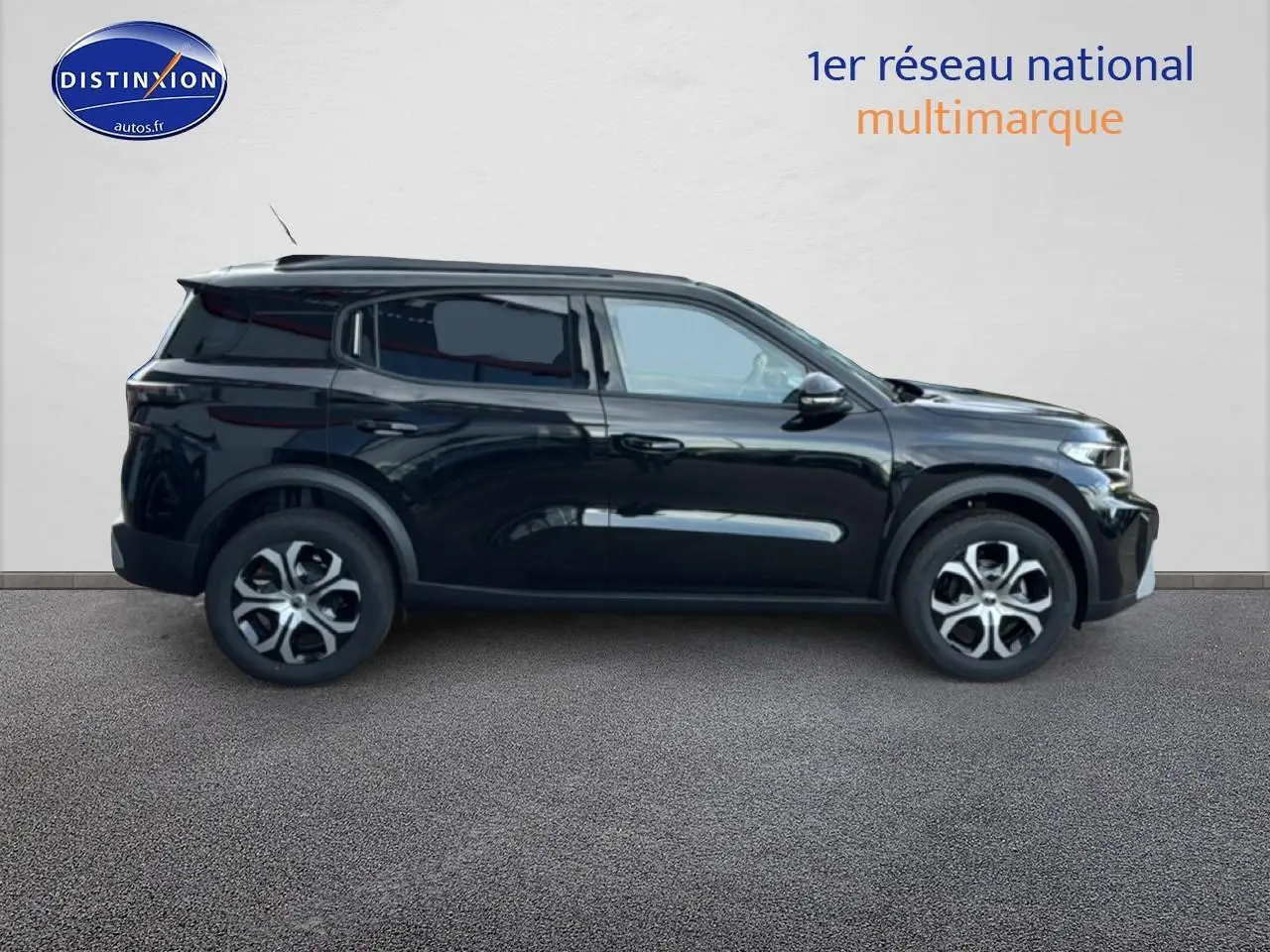 Profil côté gauche d'un Citroën C3 Aircross 2025 noir avec jantes 17 pouces et vitres teintées.