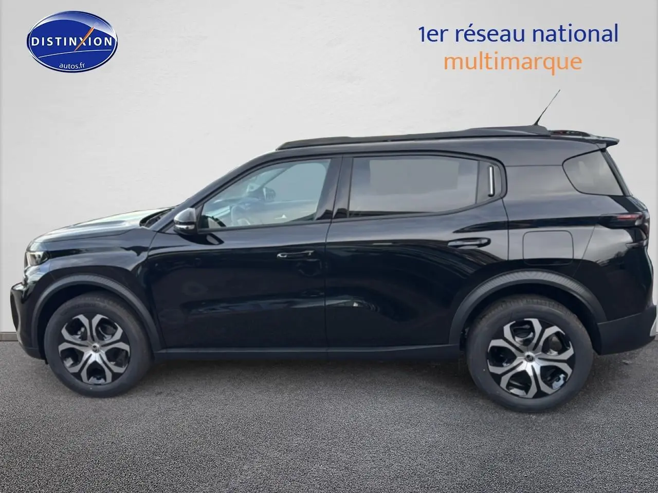 Profil côté gauche d'un Citroën C3 Aircross noir 2025 avec jantes 17 pouces et vitres arrière teintées.