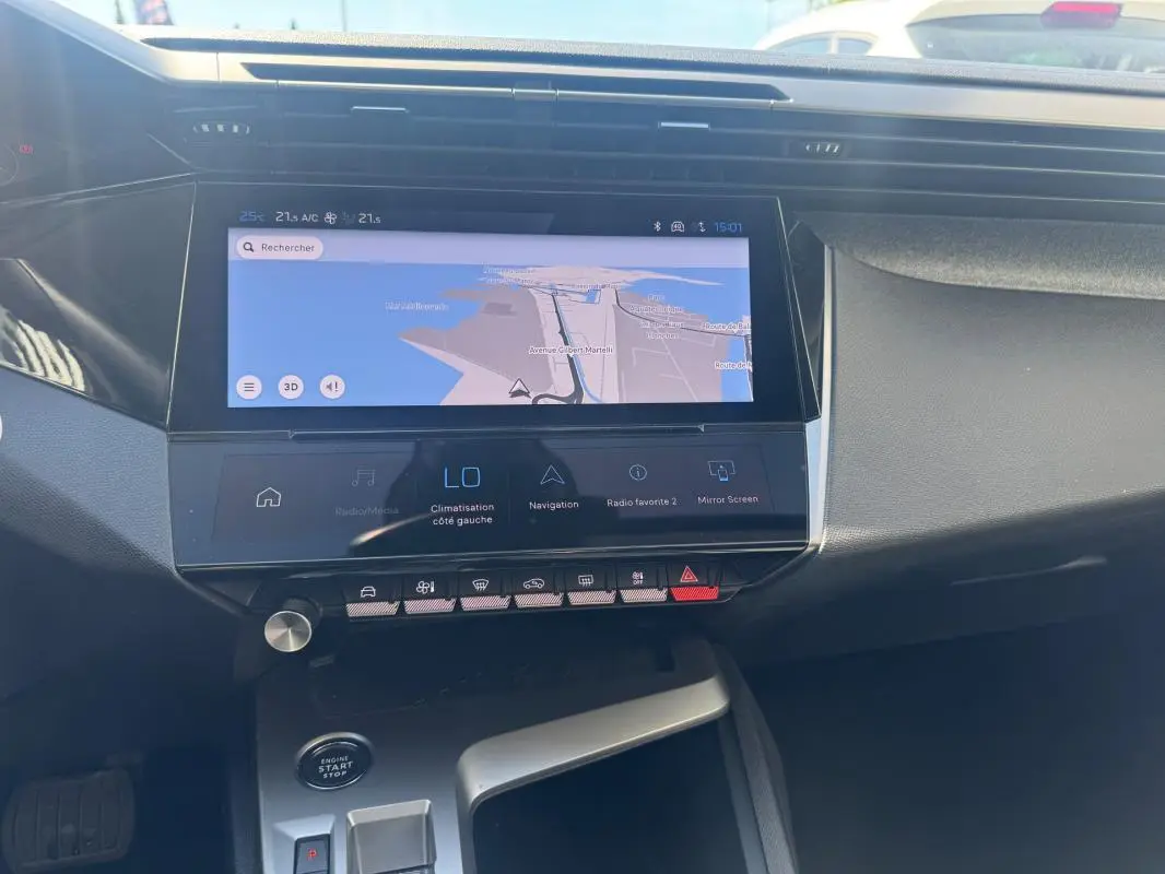 Vue intérieure du tableau de bord de la Peugeot 308 Hybrid gris, avec écran tactile de navigation et commandes tactiles.