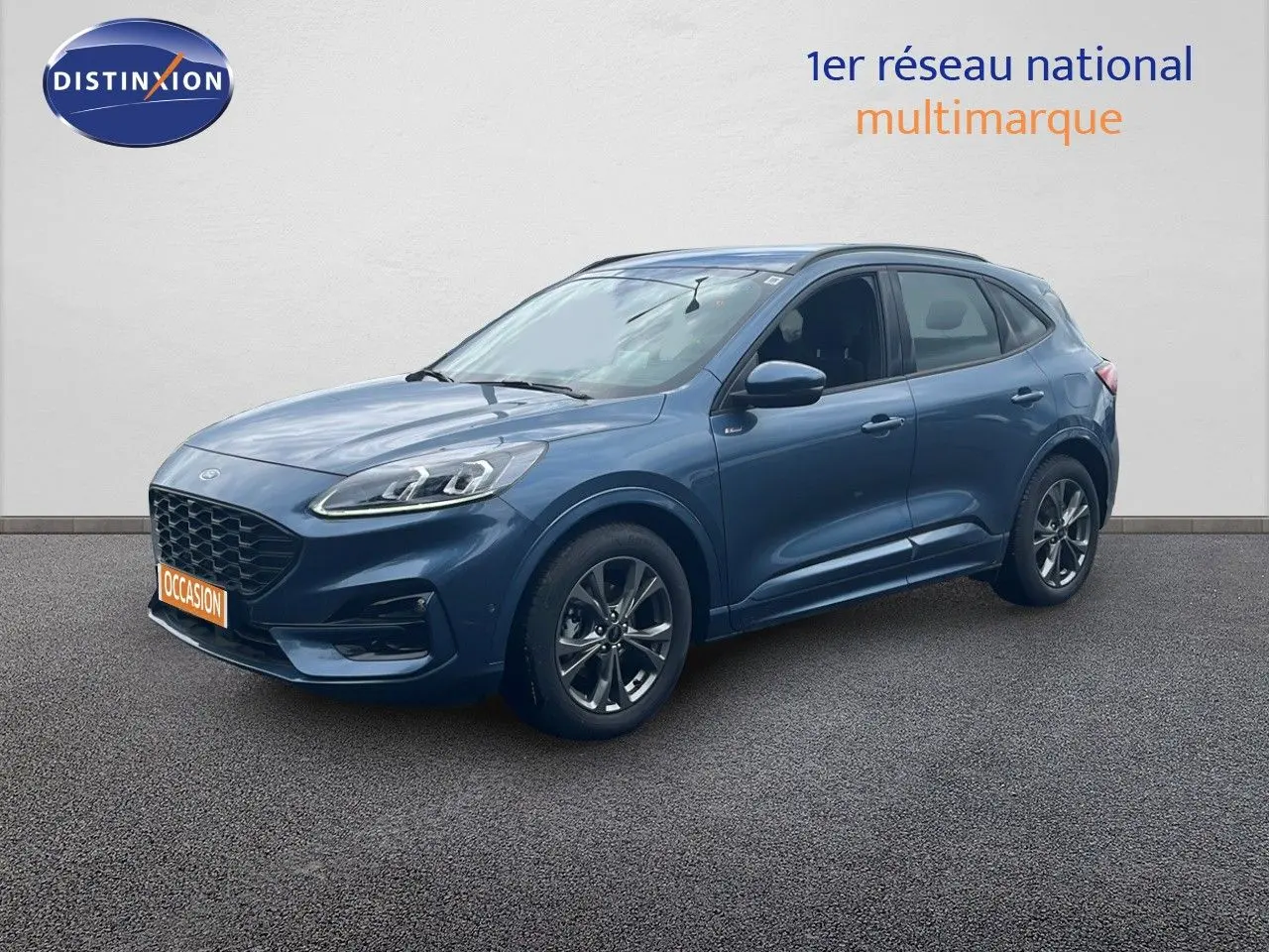 Ford Kuga 2.0D EcoBlue 120ch ST-Line bleu chrome métal en 3/4 avant droit sur fond neutre.