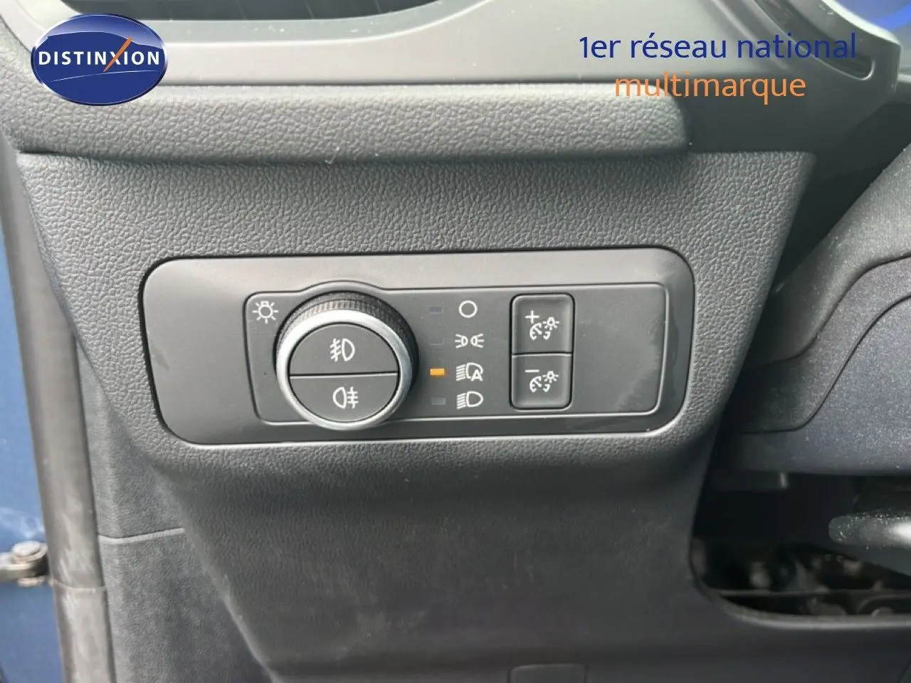 Gros plan sur le panneau de commande des phares du Ford Kuga bleu chrome, côté gauche du tableau de bord.