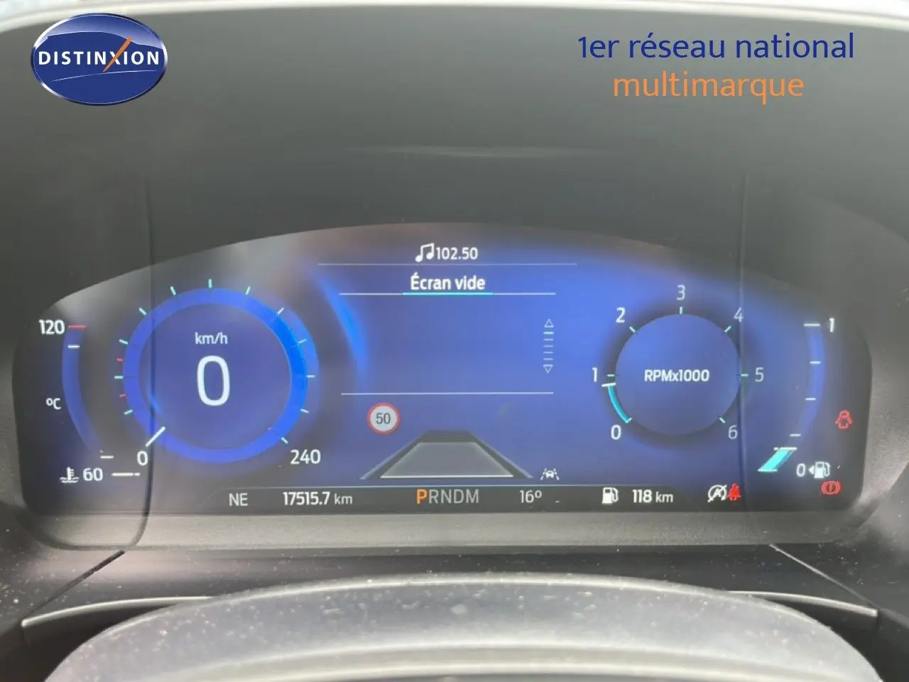 Vue rapprochée du tableau de bord numérique bleu d’un Ford Kuga 2024, affichant vitesse et compte-tours.