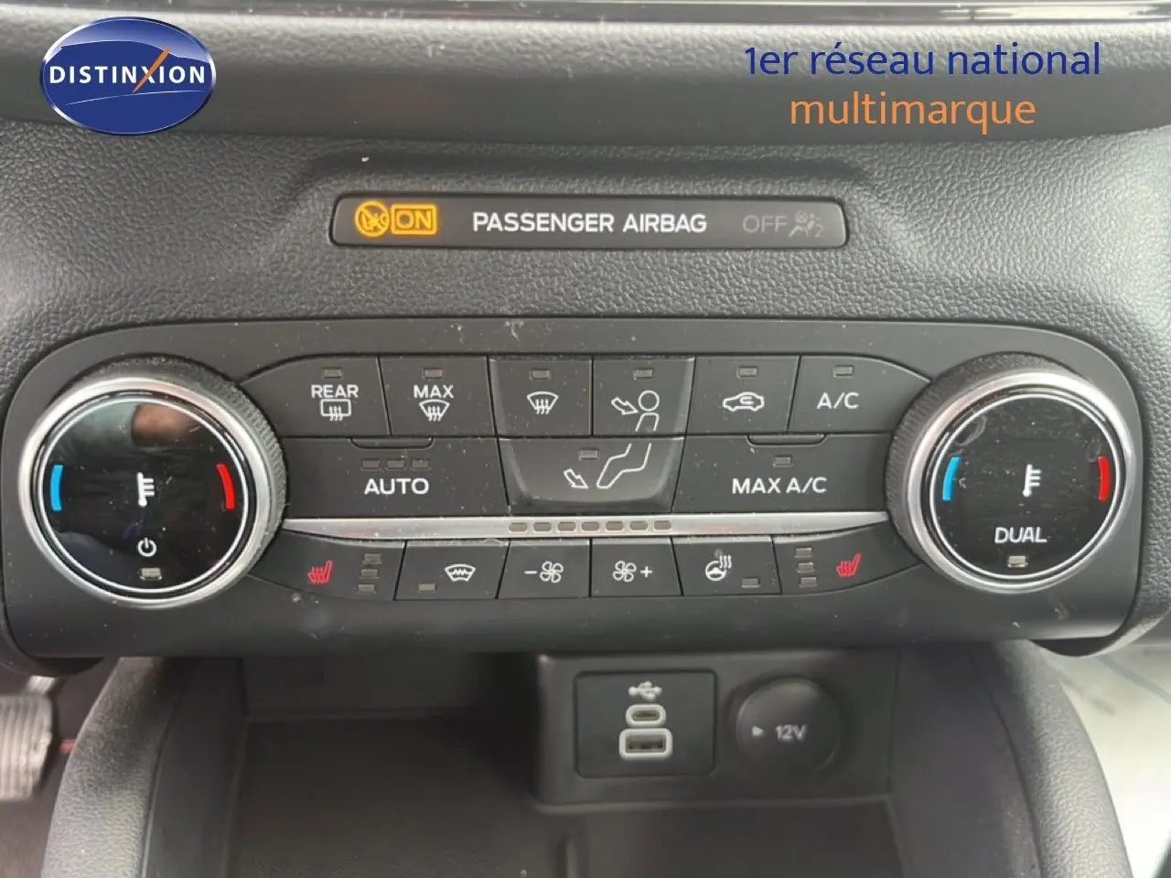 Vue rapprochée du tableau de bord du Ford Kuga 2024, montrant les commandes de climatisation et chauffage en noir.