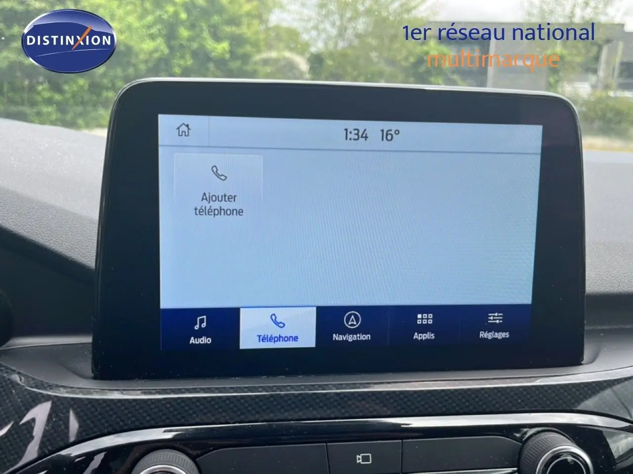 Écran tactile central du Ford Kuga bleu chrome, affichant le menu téléphone avec options audio et navigation.