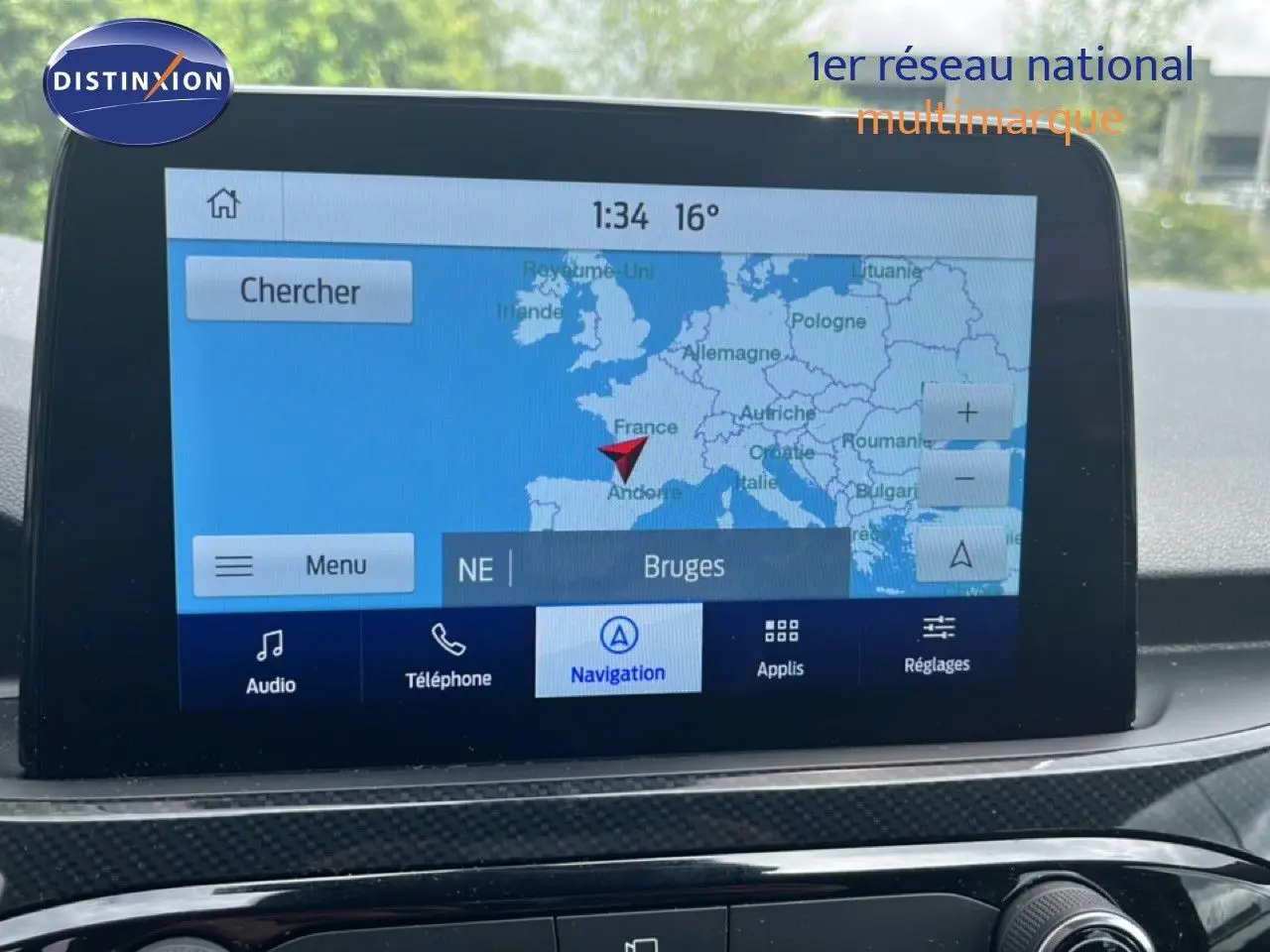 Écran tactile central de navigation du Ford Kuga 2024 bleu chrome, affichant une carte d'Europe en mode navigation.