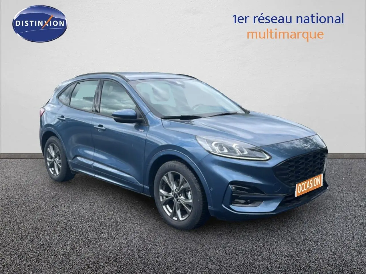 Vue 3/4 avant d’un Ford Kuga 2024 bleu chrome métal avec calandre noire et jantes alliage foncé.
